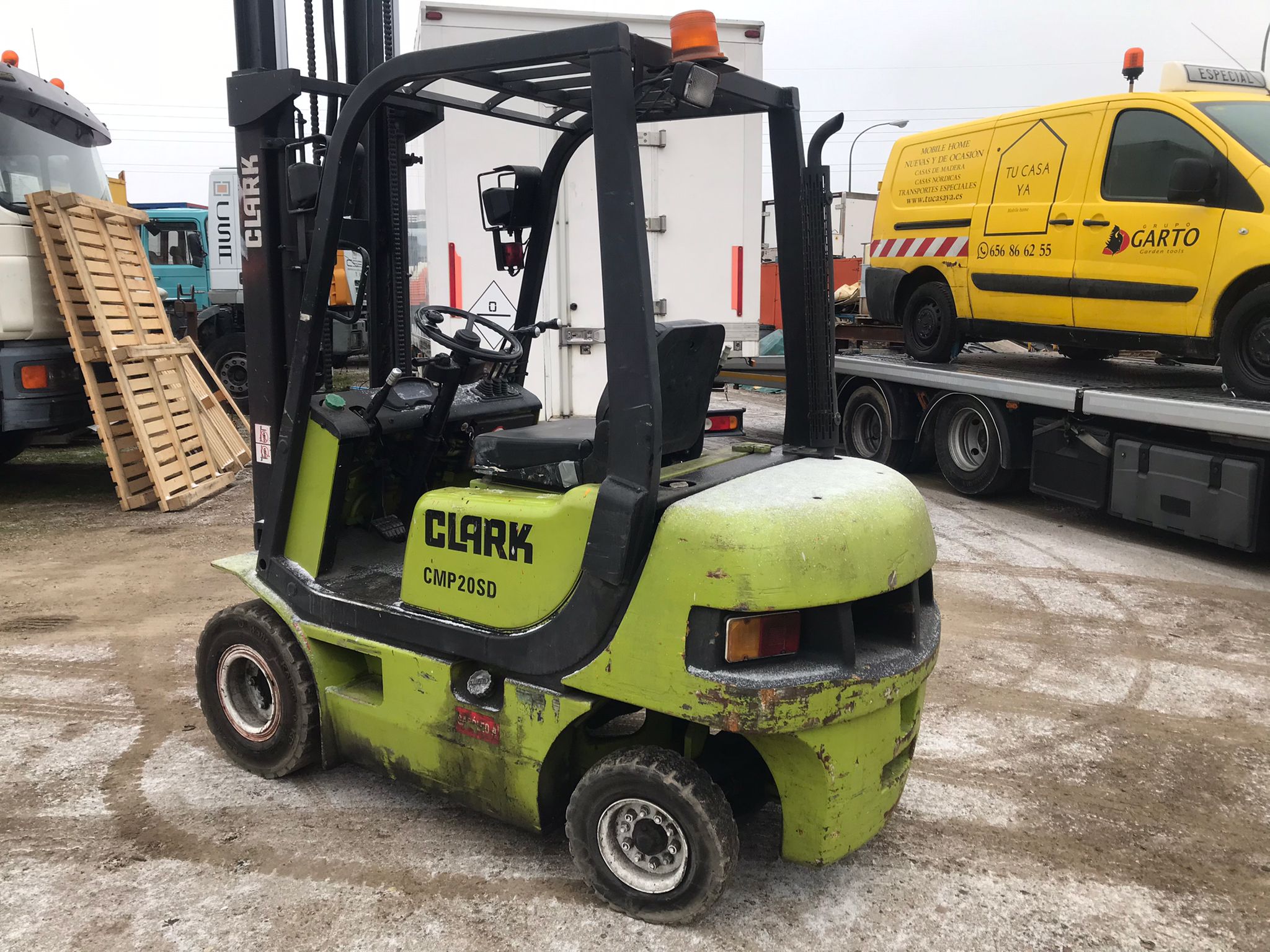 Vista trasera izquierda carretilla Clark CMP 20SD