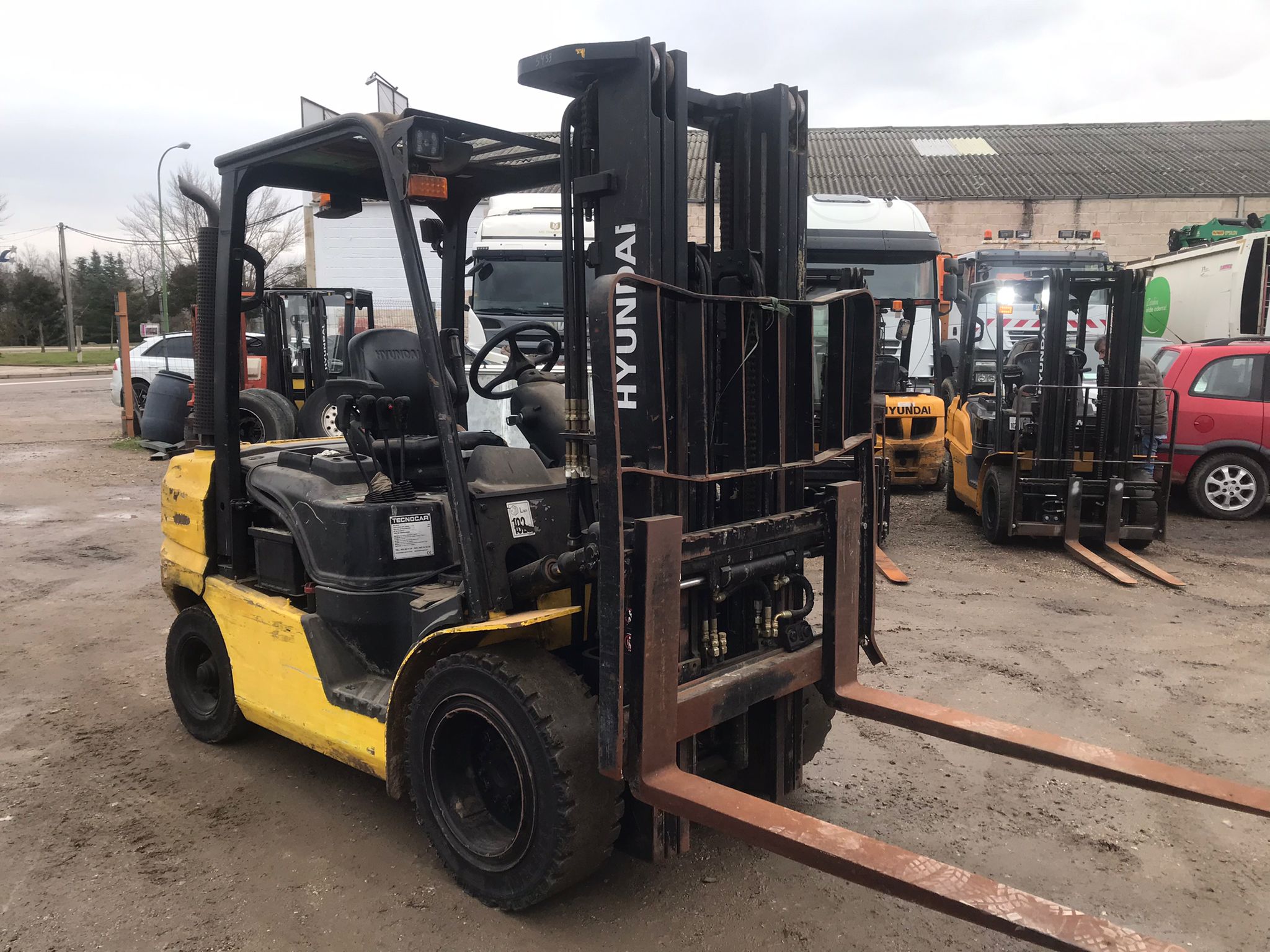 Vista frontal derecha carretilla Hyundai 25D-9E