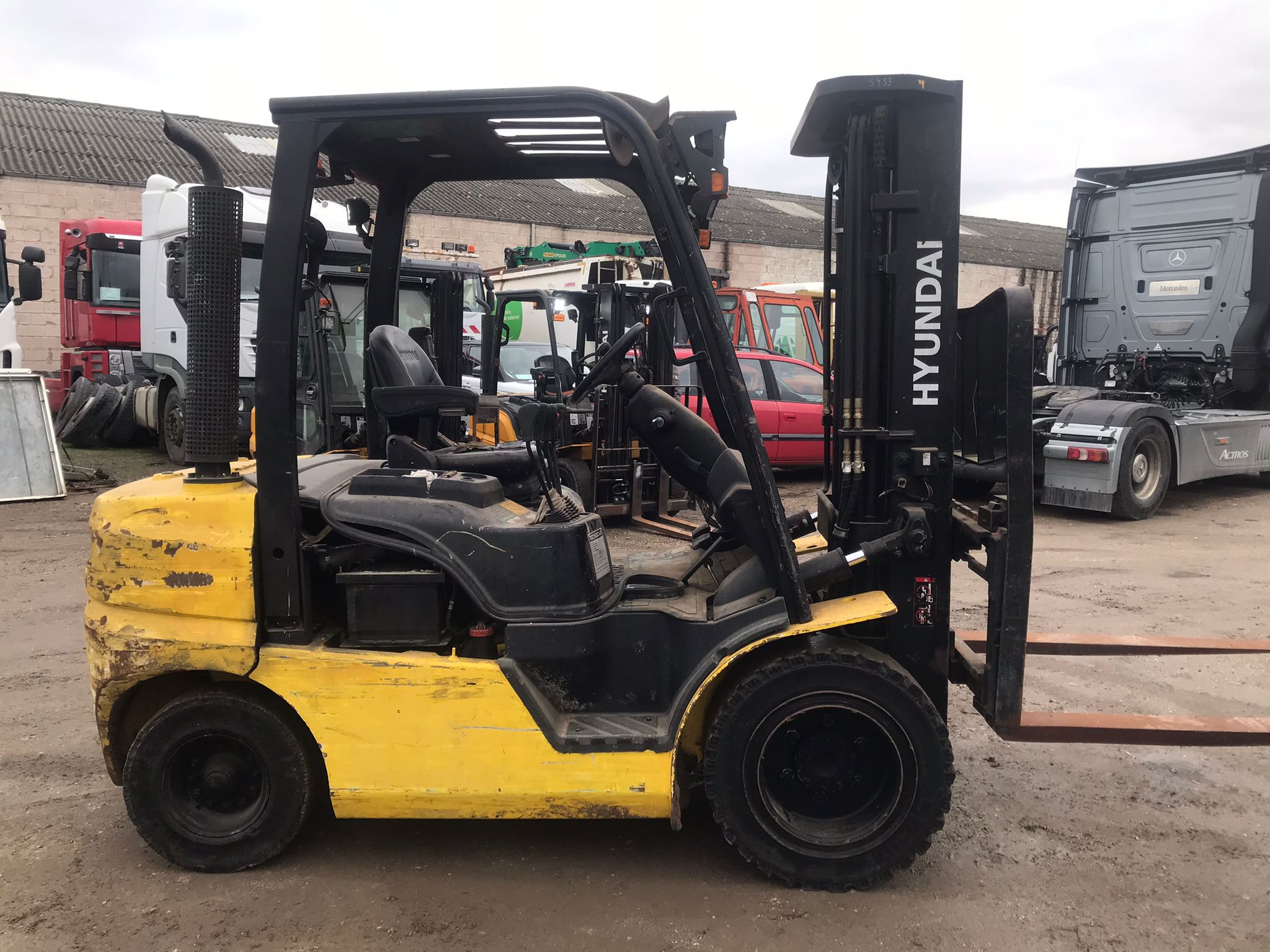 Carretilla Hyundai 25D-9E frontal derecho