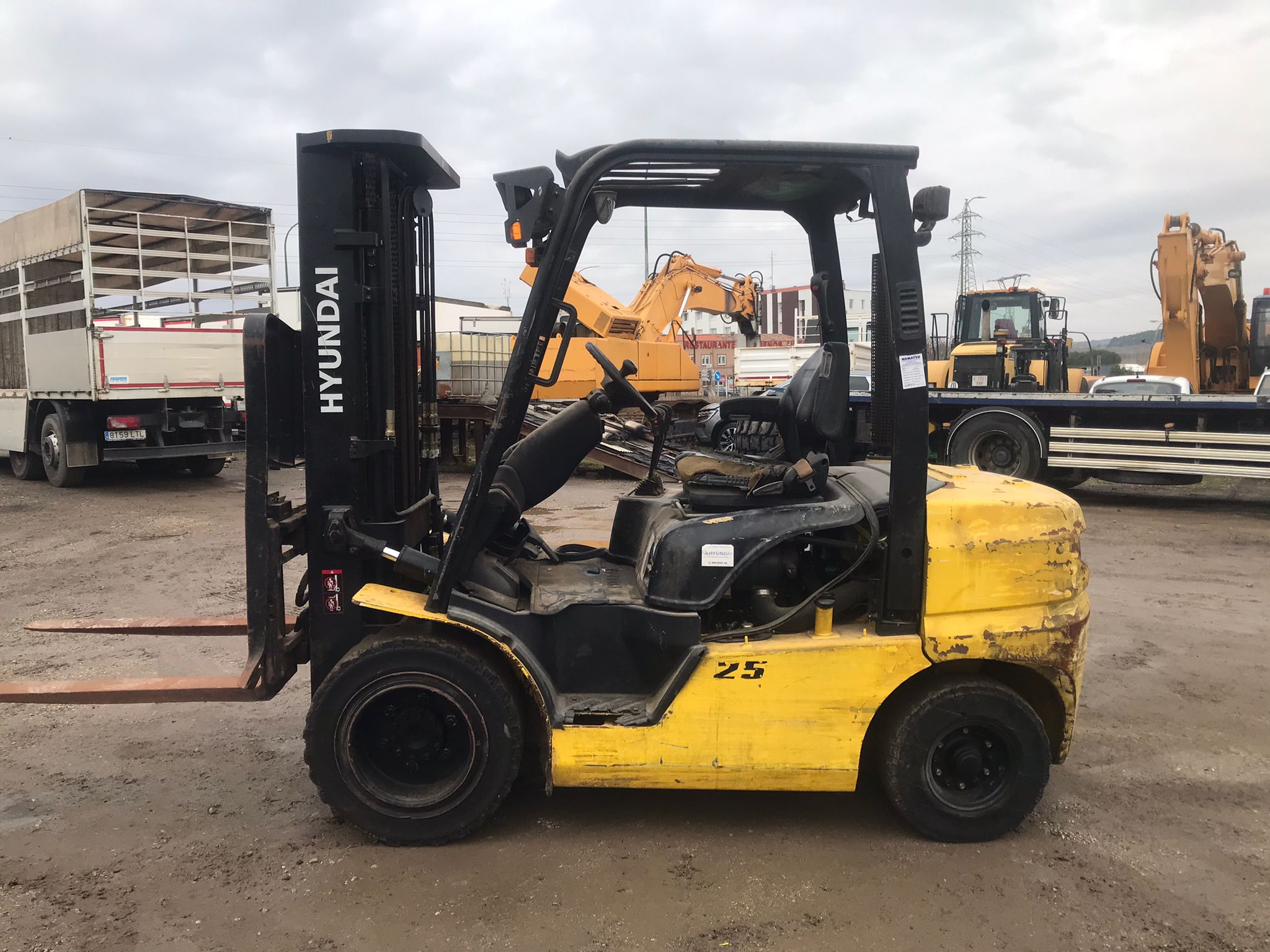 Carretilla Hyundai 25D-9E lateral izquierdo