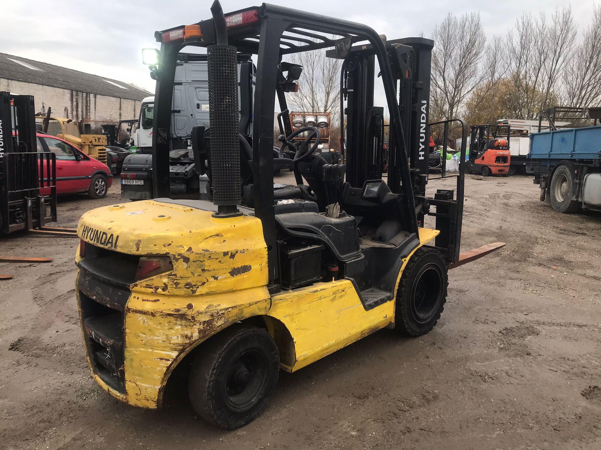 Vista trasera derecha carretilla Hyundai 25D-9E