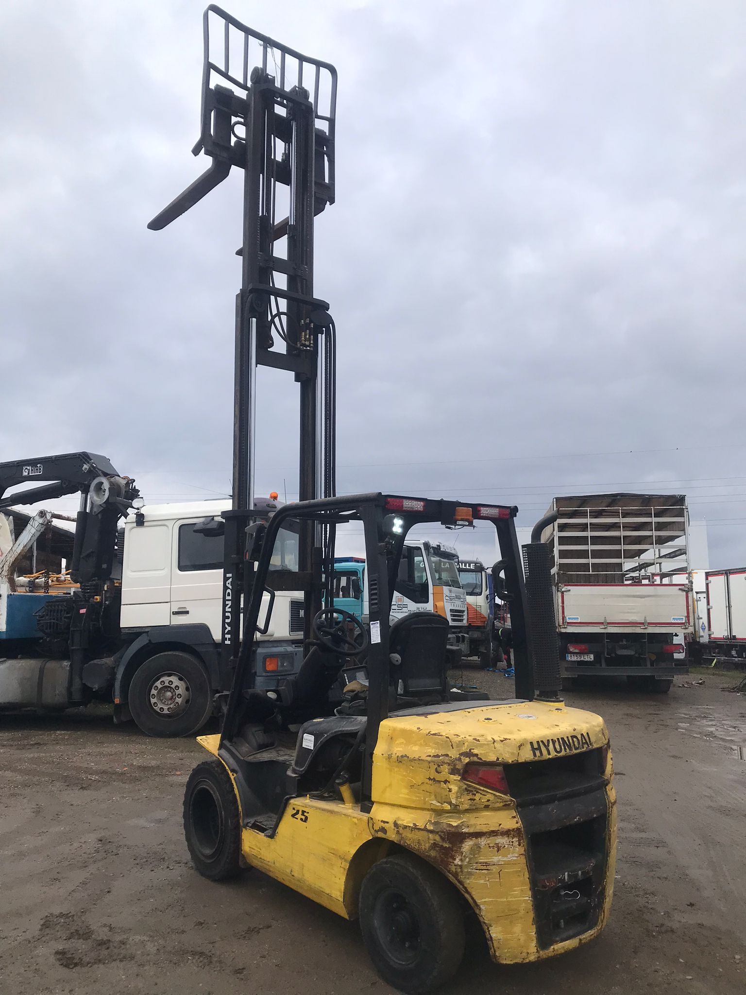 Carretilla Hyundai 25D-9E trasera izquierda