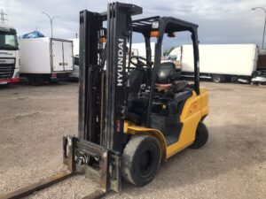 Carretilla Hyundai 25D-9E vista frontal izquierda