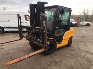 Carretilla Hyundai 30D-9 vista frontal izquierda