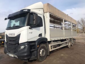 Camión Iveco AD280XY semitauliner frontal izquierdo