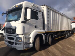 Camión MAN TGS 35.440 vista frontal izquierda