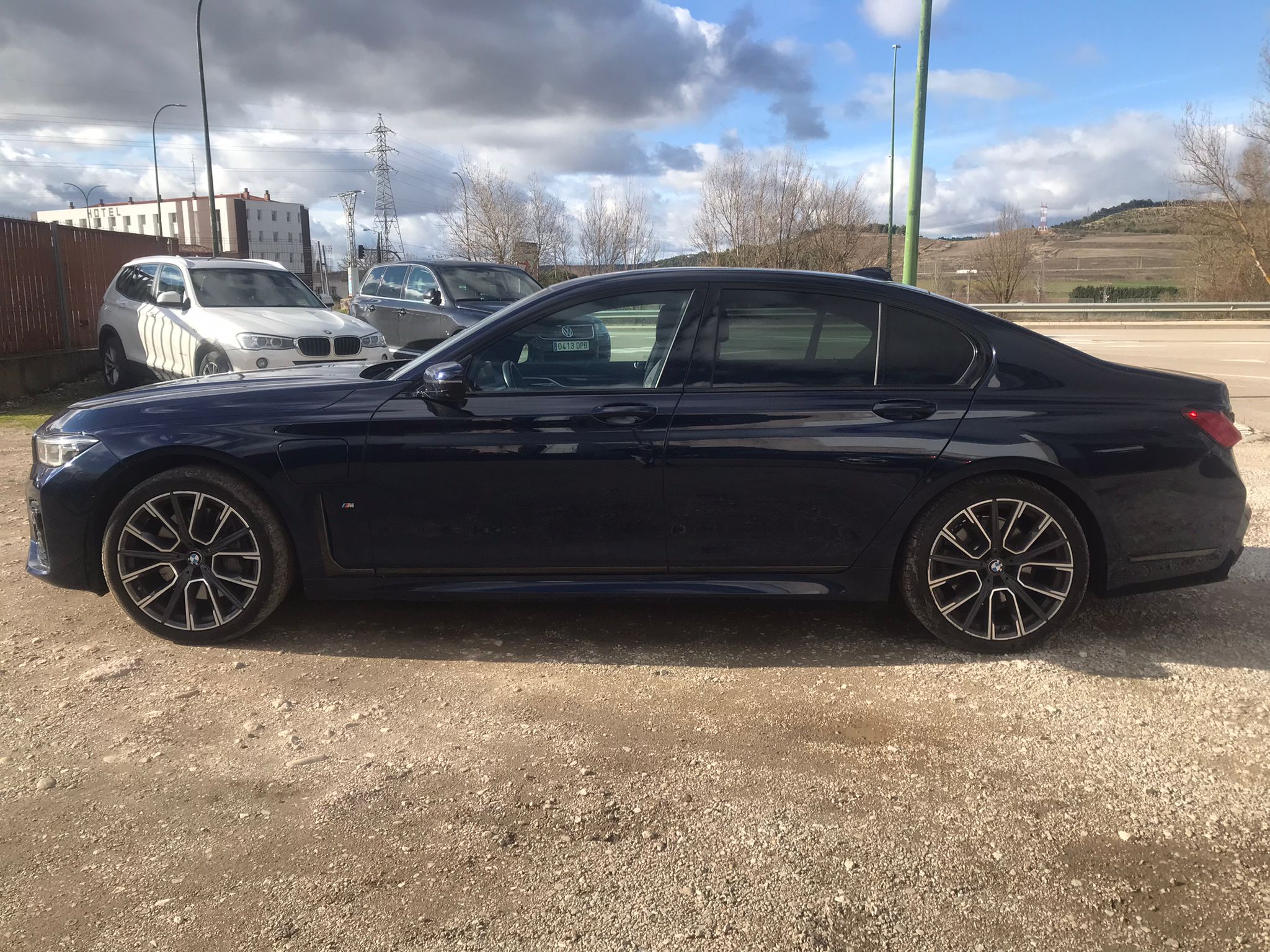 Vista trasera izquierda BMW 745e