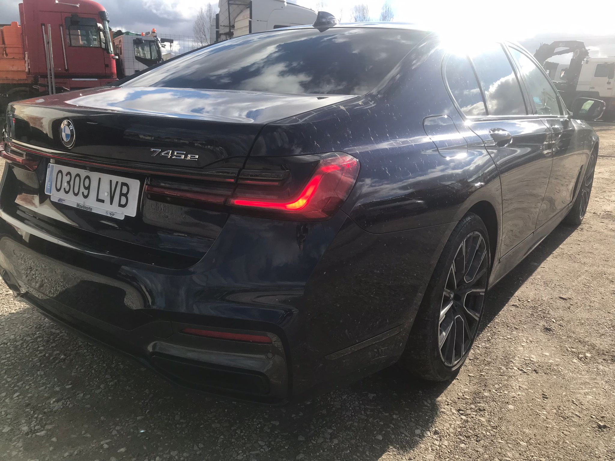 BMW 745e trasera derecha