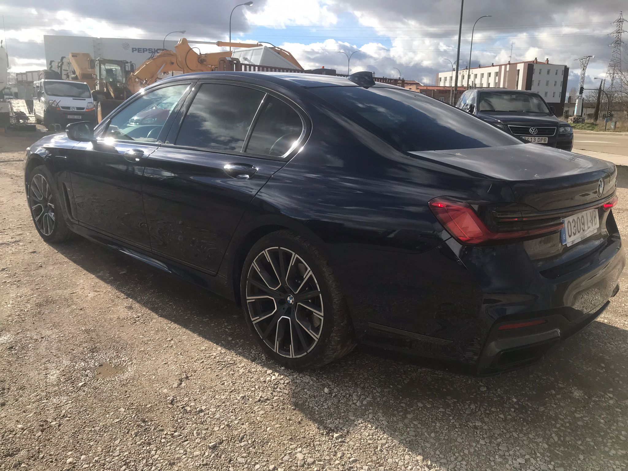 BMW 745e trasera izquierda