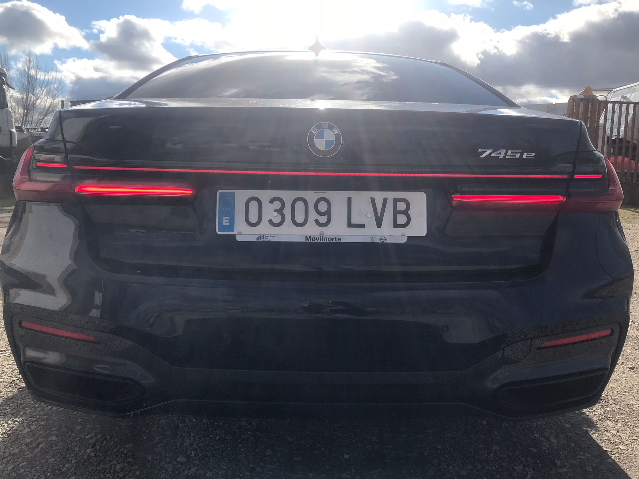 Vista trasera derecha BMW 745e