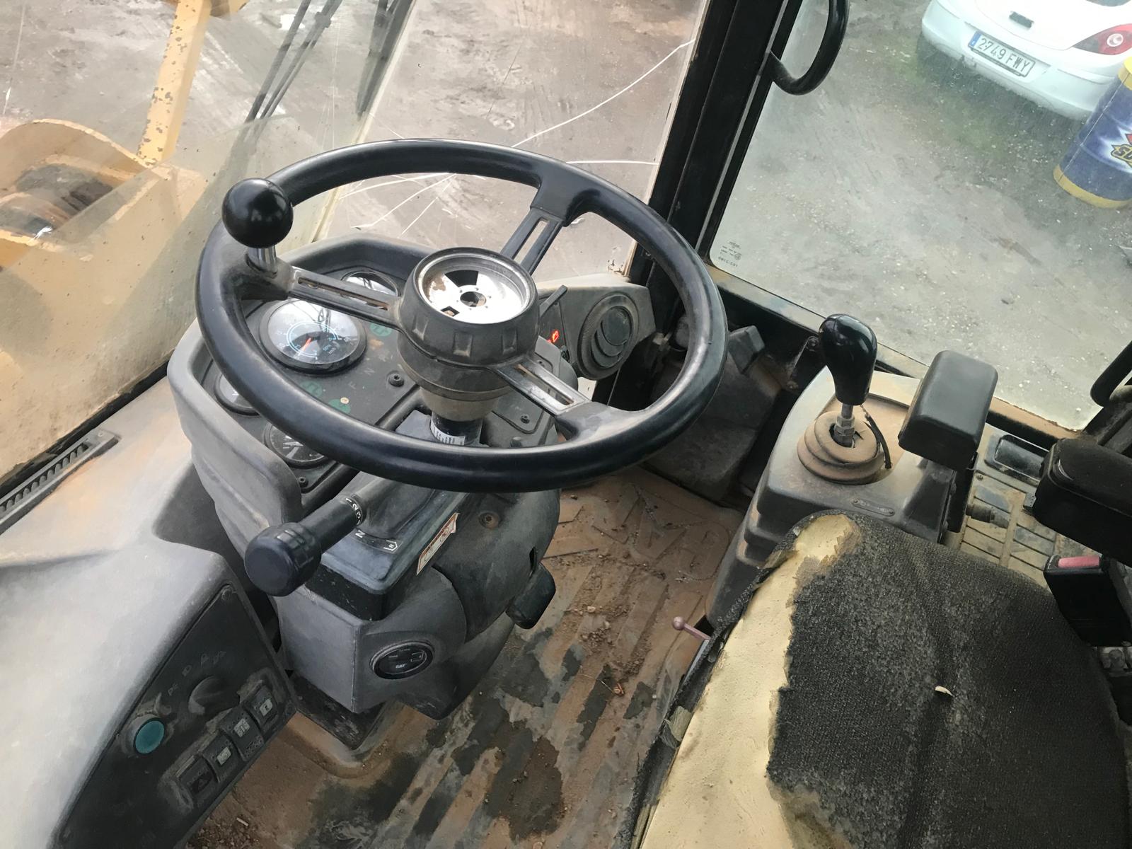 Interior cabina pala cargadora Caterpillar 938 G