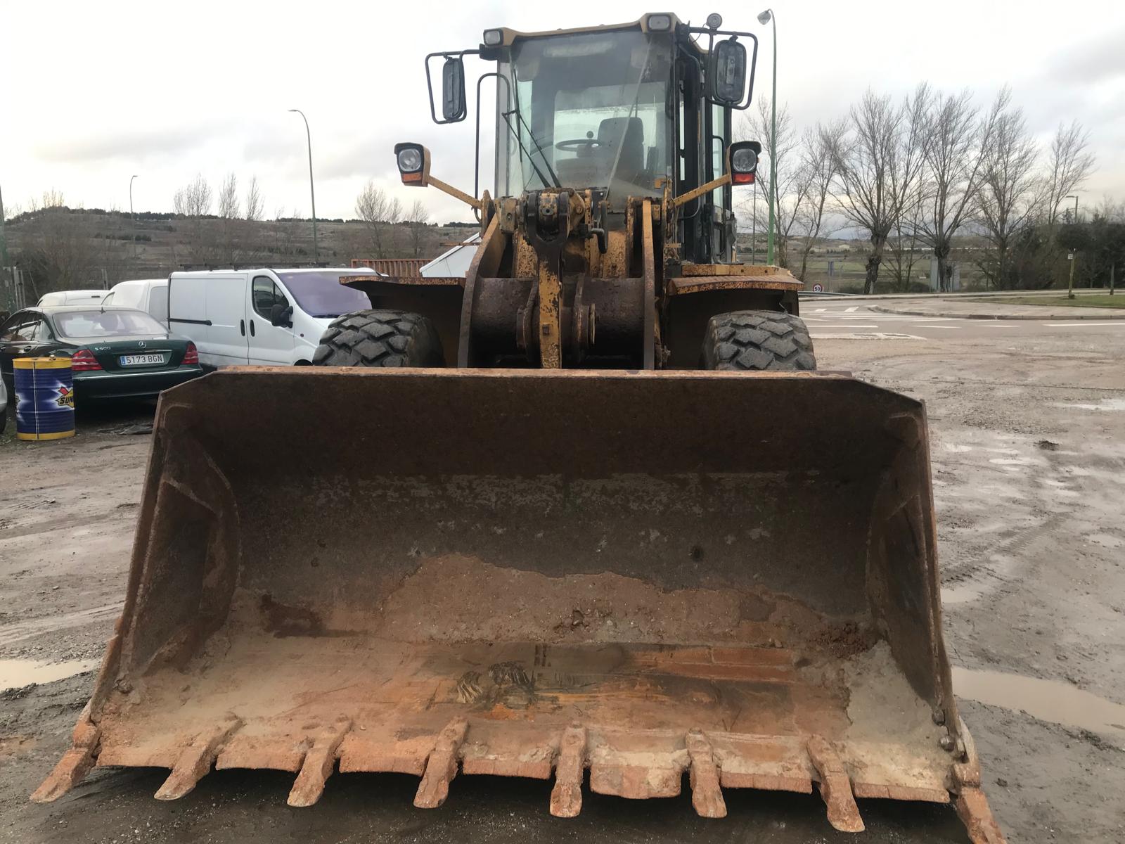 Pala cargadora Caterpillar 938 G color amarillo vista frontal