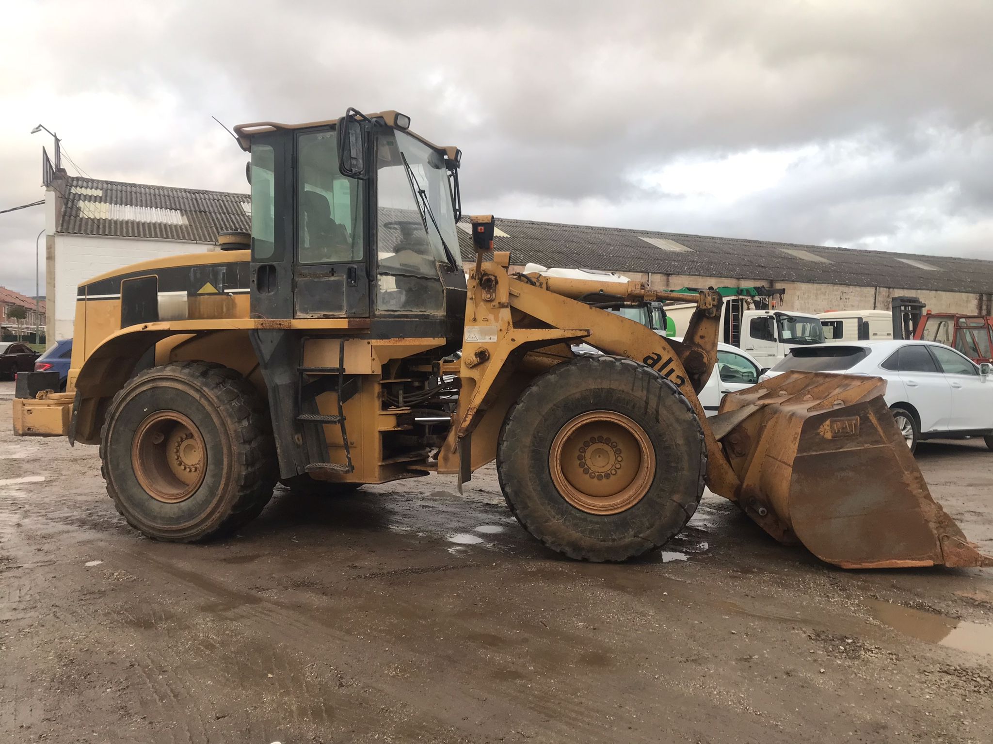 Pala cargadora Caterpillar 938 G vista lateral derecha