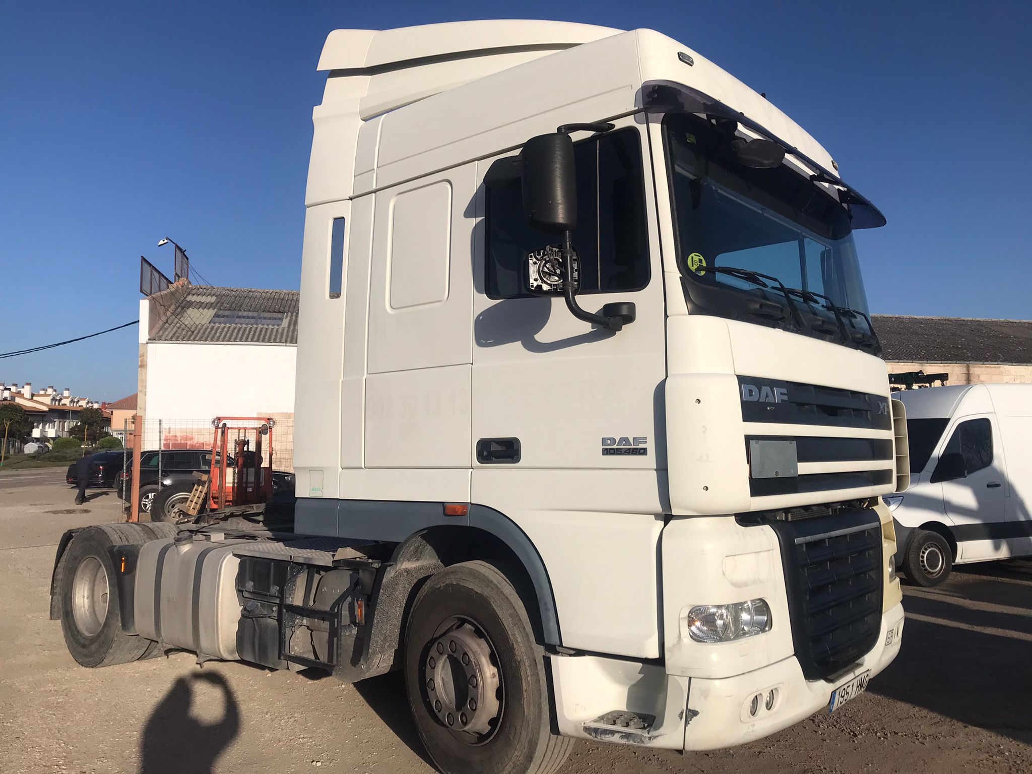 DAF XF 105.460 frontal derecho