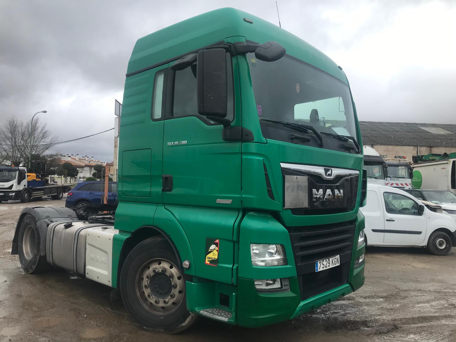 Cabeza tractora MAN TGX Euro VI vista frontal derecha