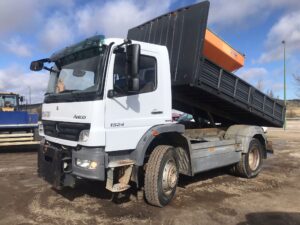 Mercedes-Benz 1524 AK Atego 4x4 basculante vista frontal izquierda