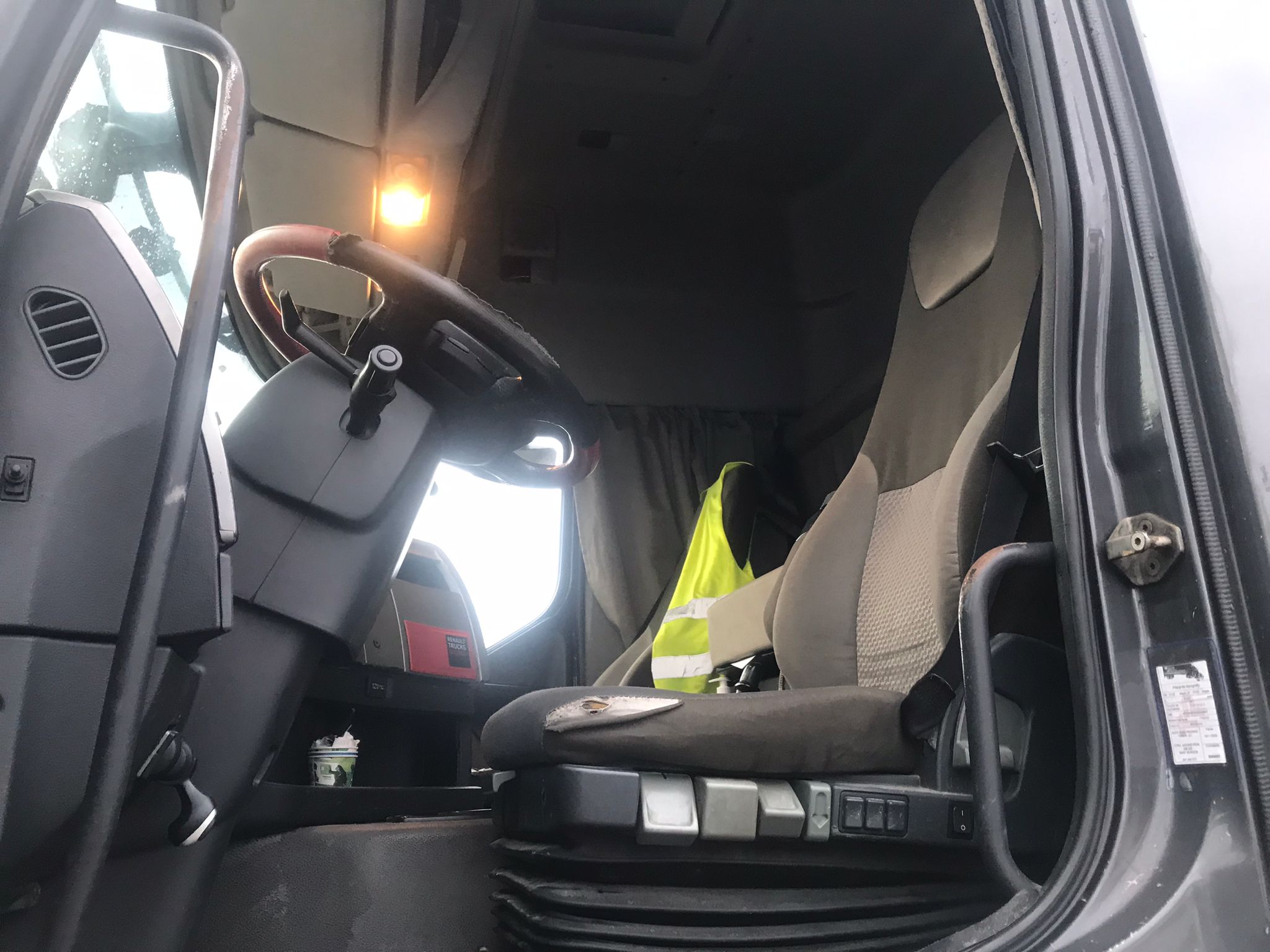 Vista trasera izquierda Renault Premium 460