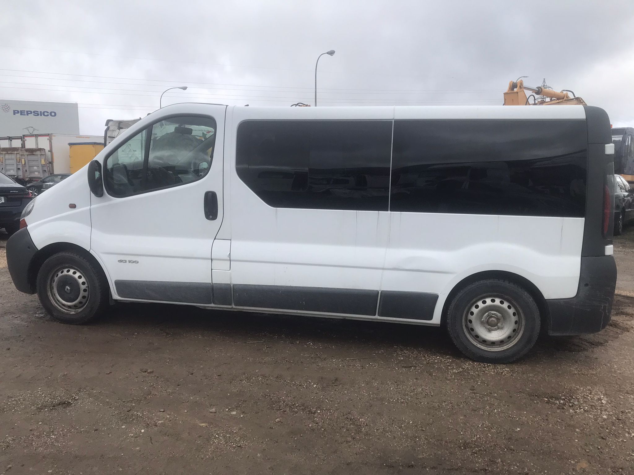 Renault Trafic lateral izquierdo