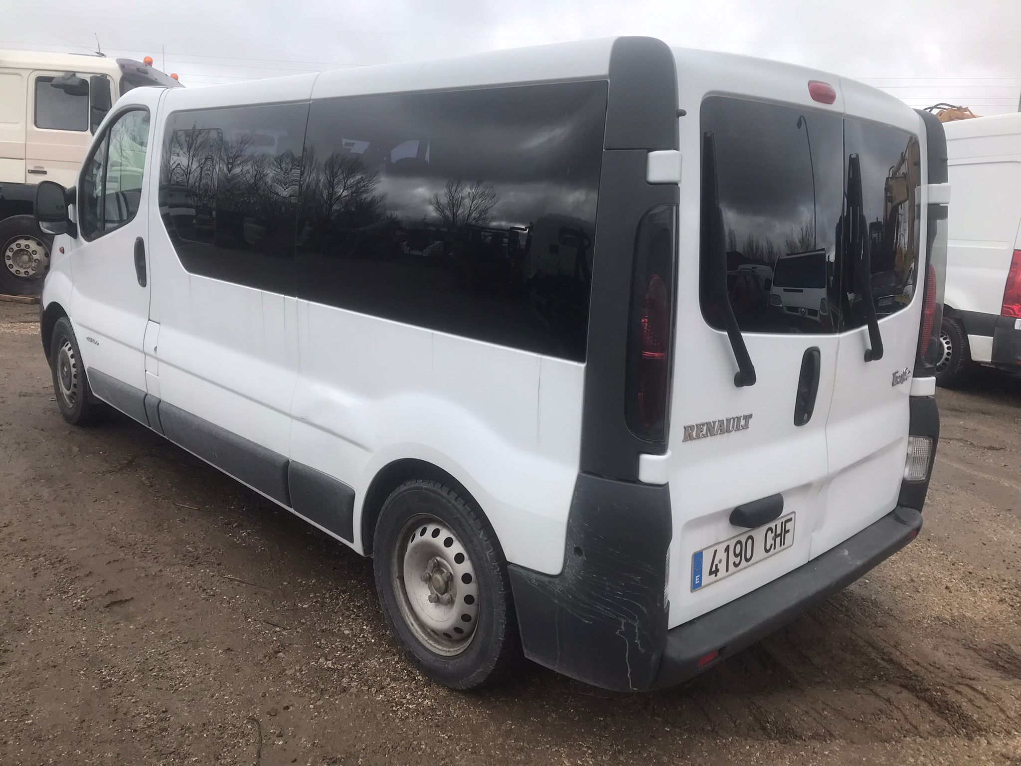 Renault Trafic trasera izquierda