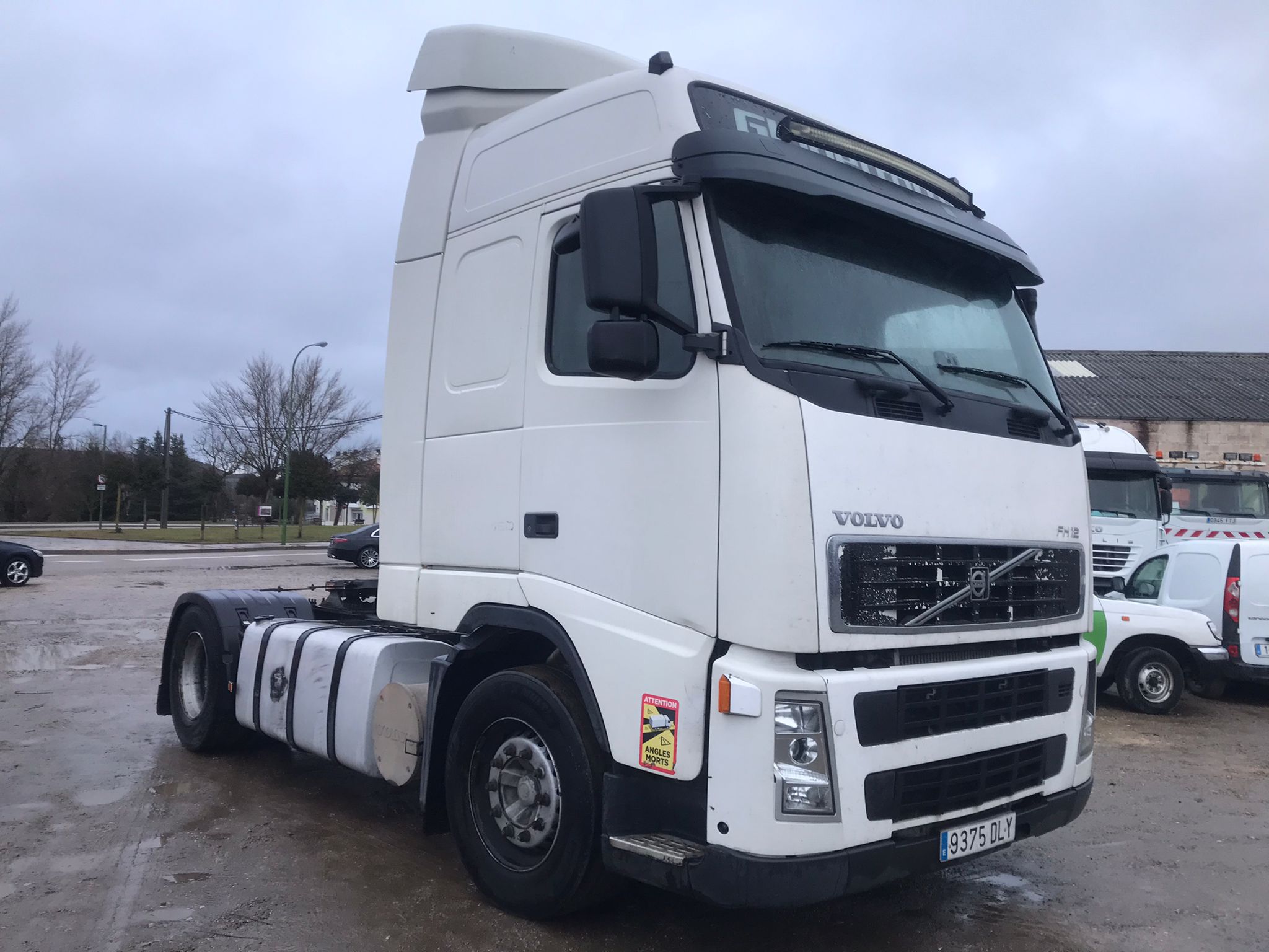 Volvo FH12 D460 frontal derecho