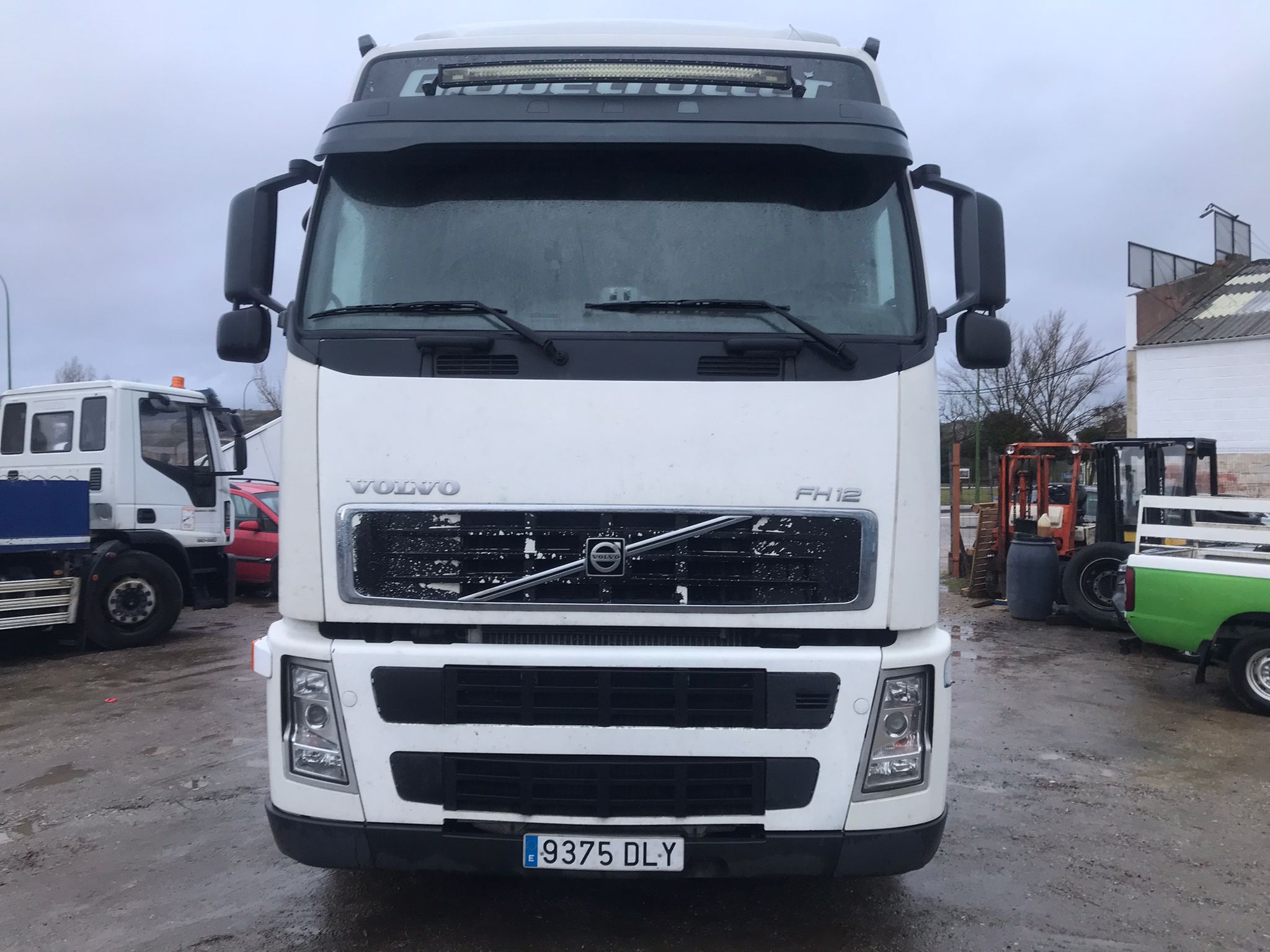 Cabeza tractora Volvo FH12 D460 frontal