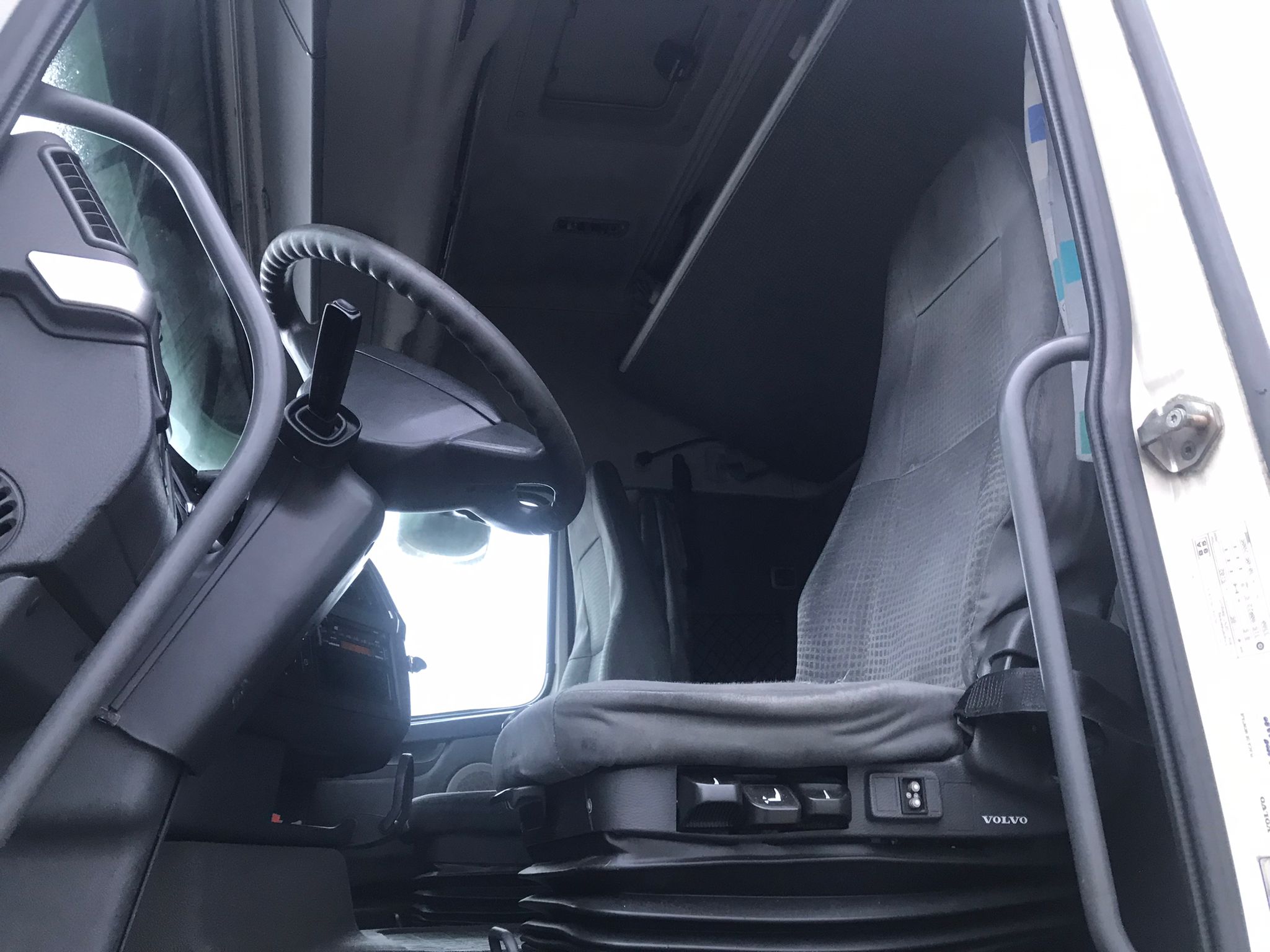 Interior cabina Volvo FH12 con literas