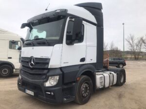 Mercedes Actros 1845 LS vista frontal izquierda