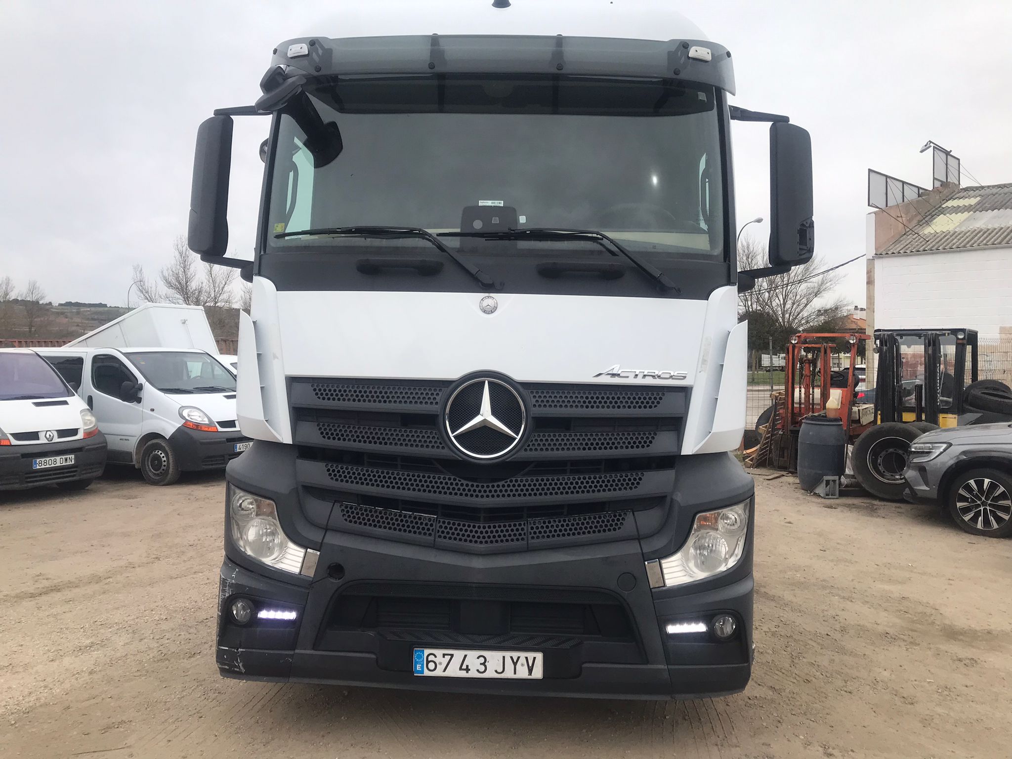 Cabeza tractora Mercedes Actros 1845 trasera izquierda