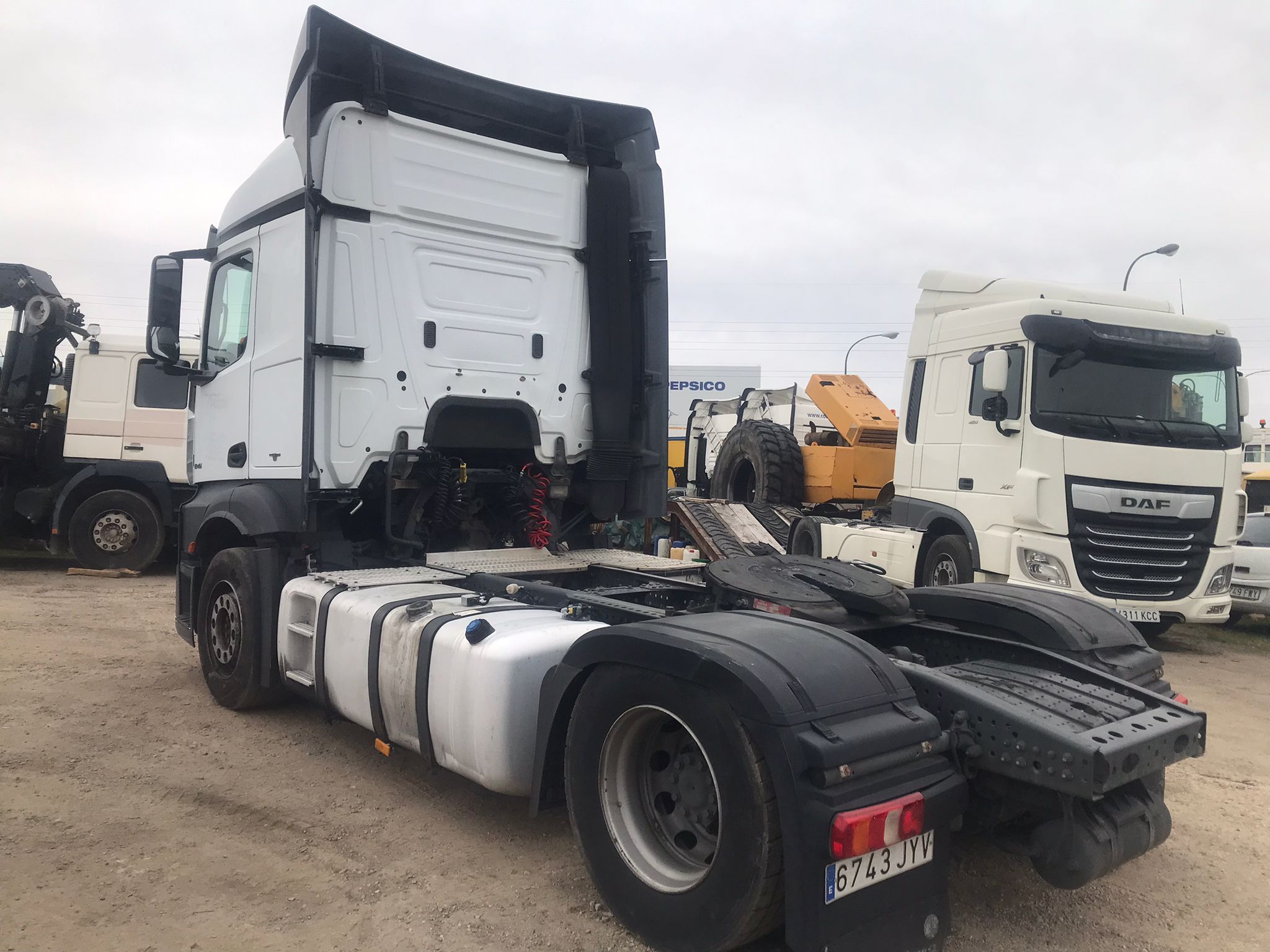 Cabeza tractora Mercedes Actros 1845 trasera derecha