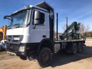 Camión forestal Mercedes 3344 AK con grúa frontal izquierdo