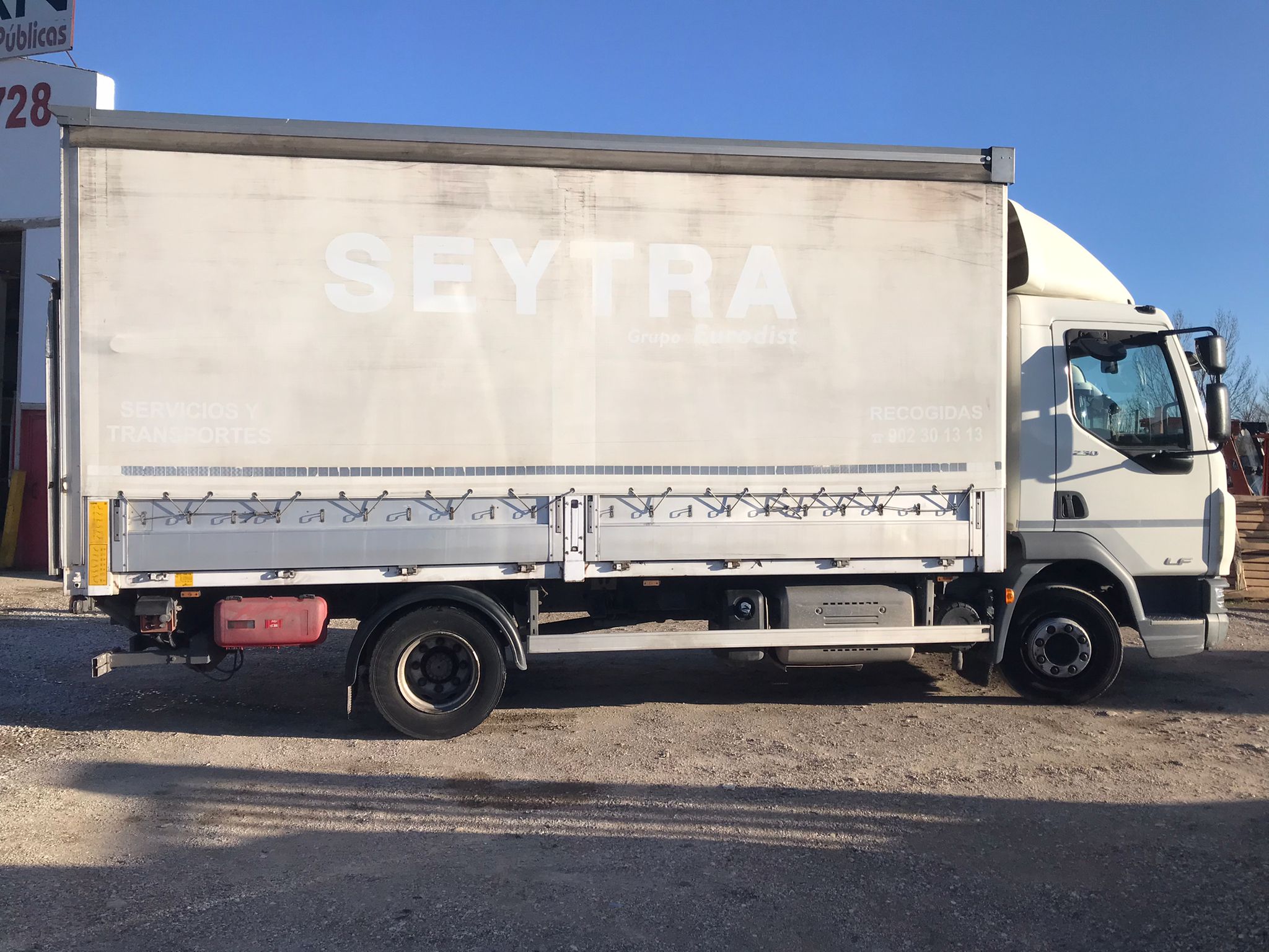DAF LF 230 FA semitauliner lateral derecho
