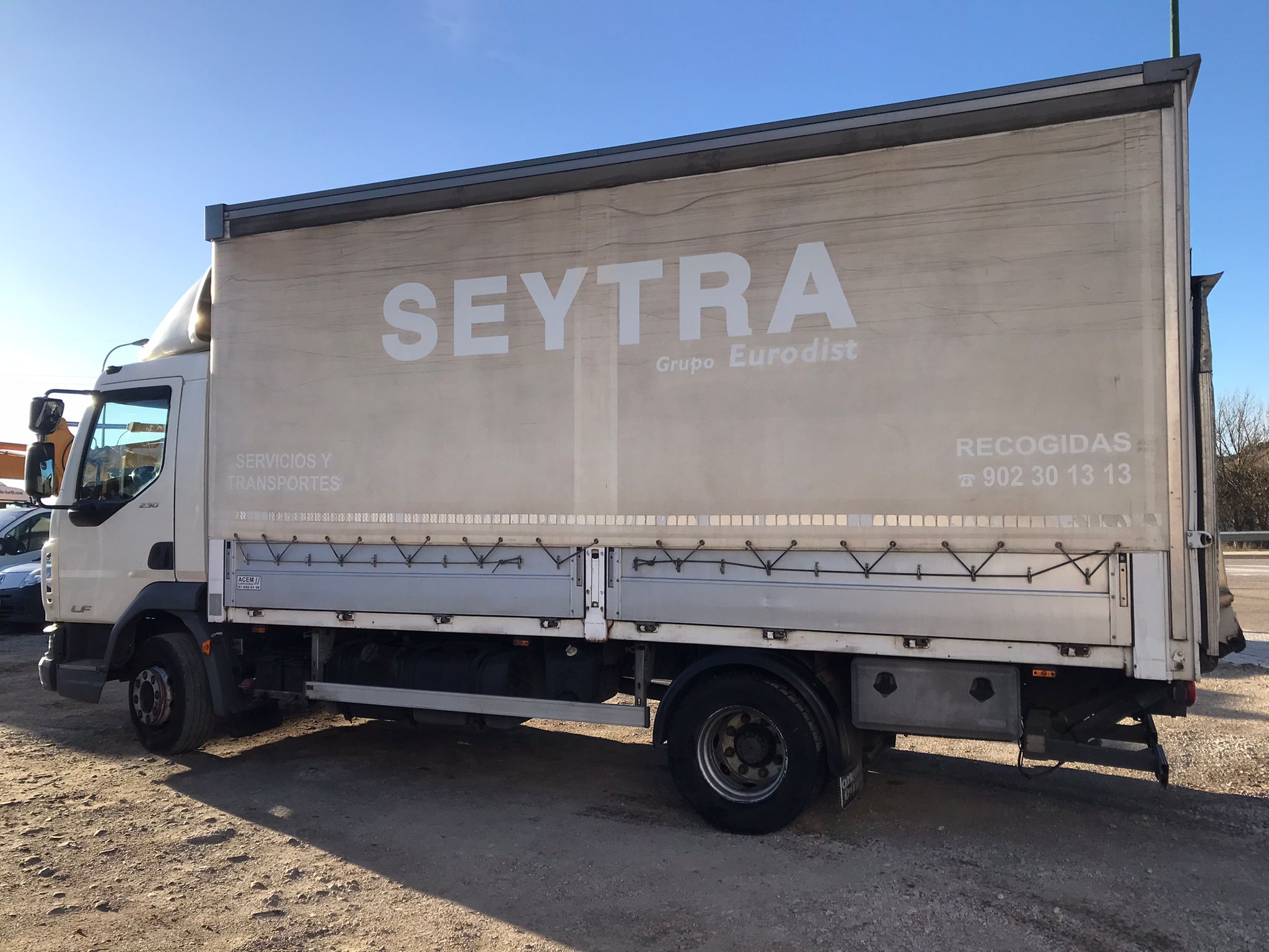 DAF LF 230 FA semitauliner lateral izquierdo