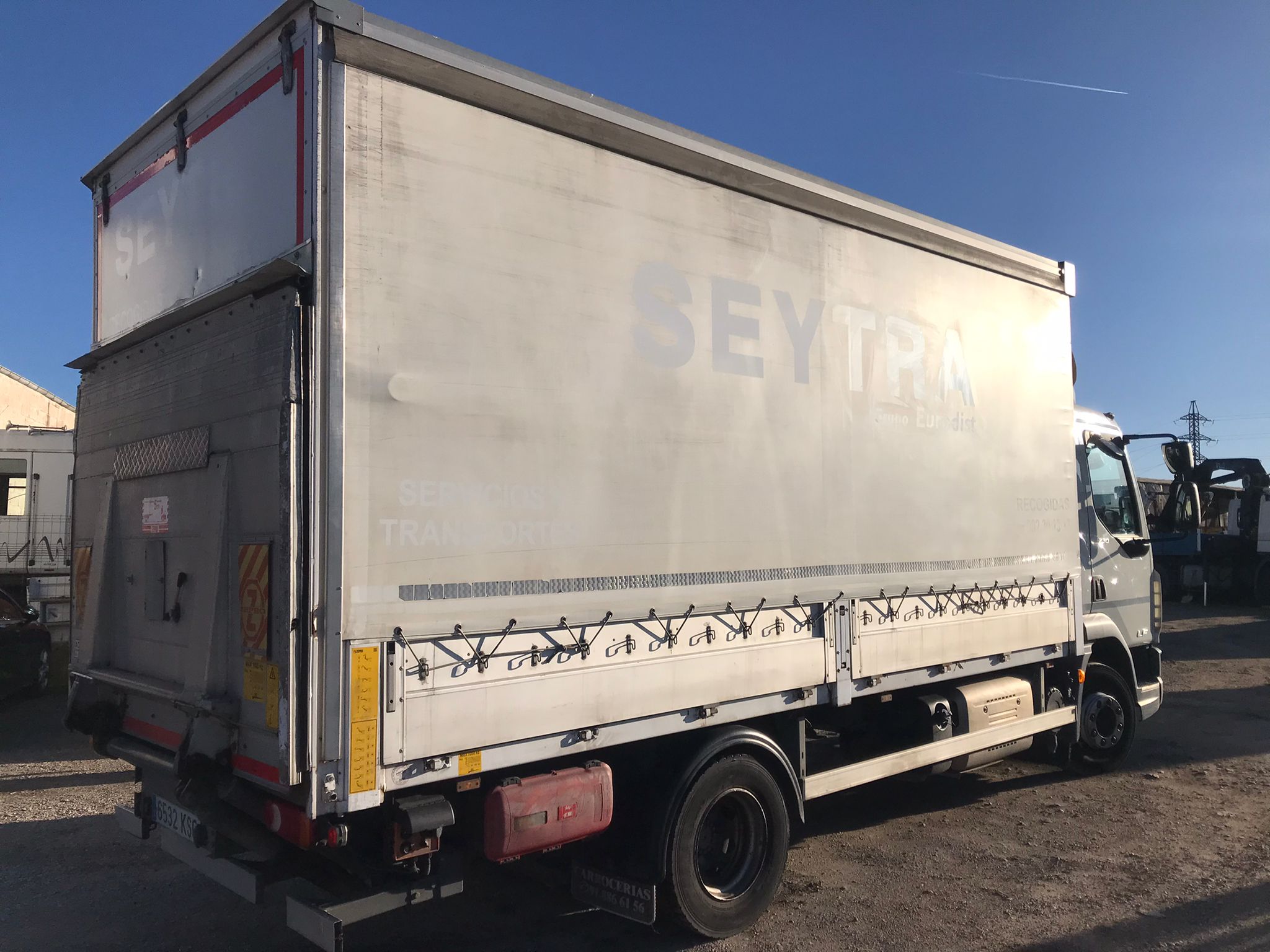 Camión DAF semitauliner trasera derecha