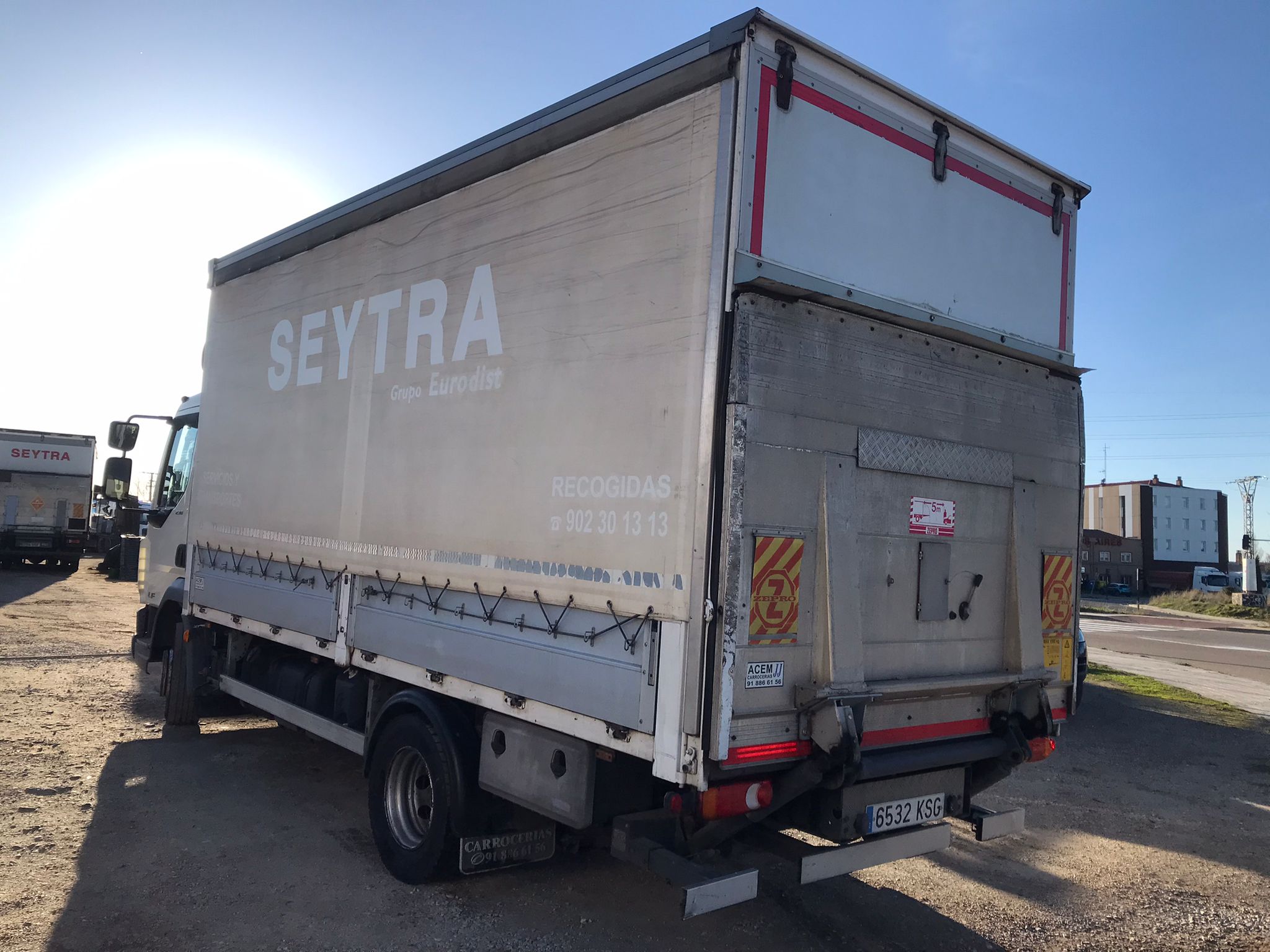 Camión DAF LF 230 FA trasera izquierda