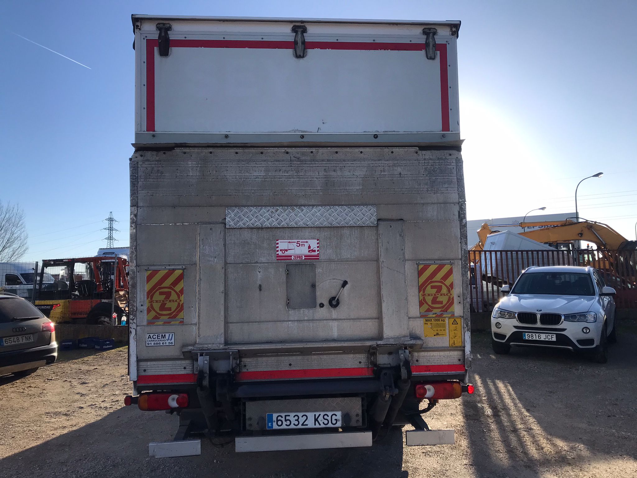 Trasera camión DAF LF 230 FA con plataforma Zepro