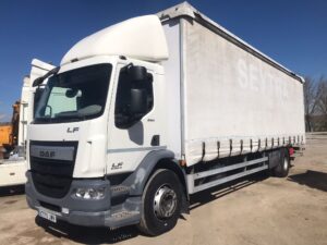 DAF LF 260 FA camión tauliner frontal izquierdo