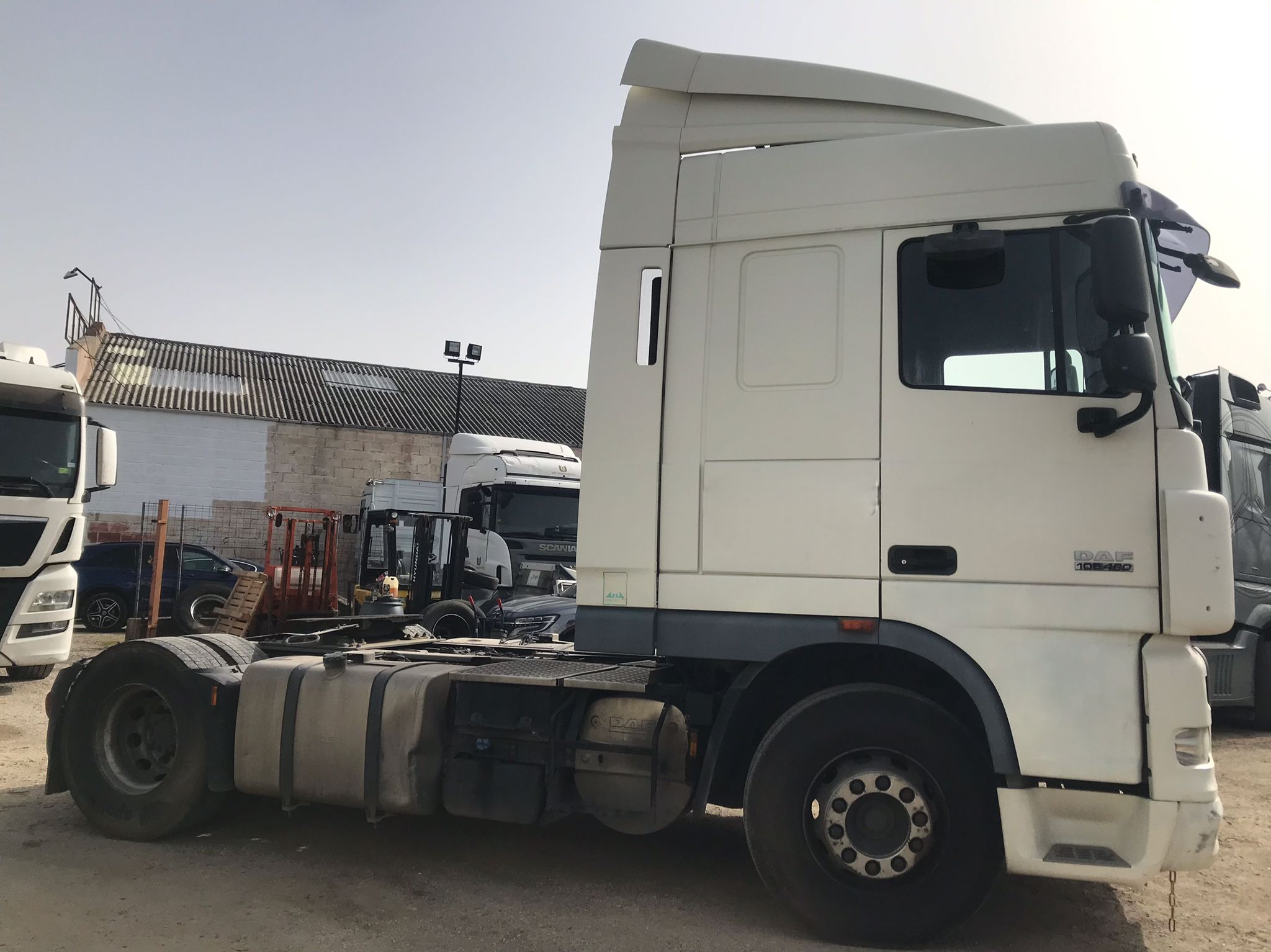 DAF XF 105.460 lateral derecho