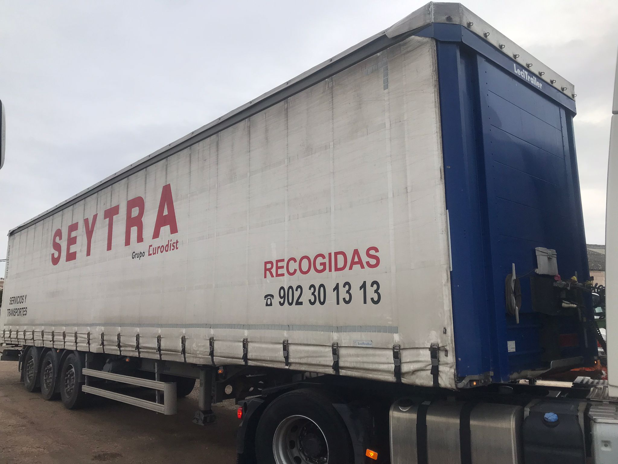 Semirremolque tauliner Lecitrailer 3E20 frontal derecho