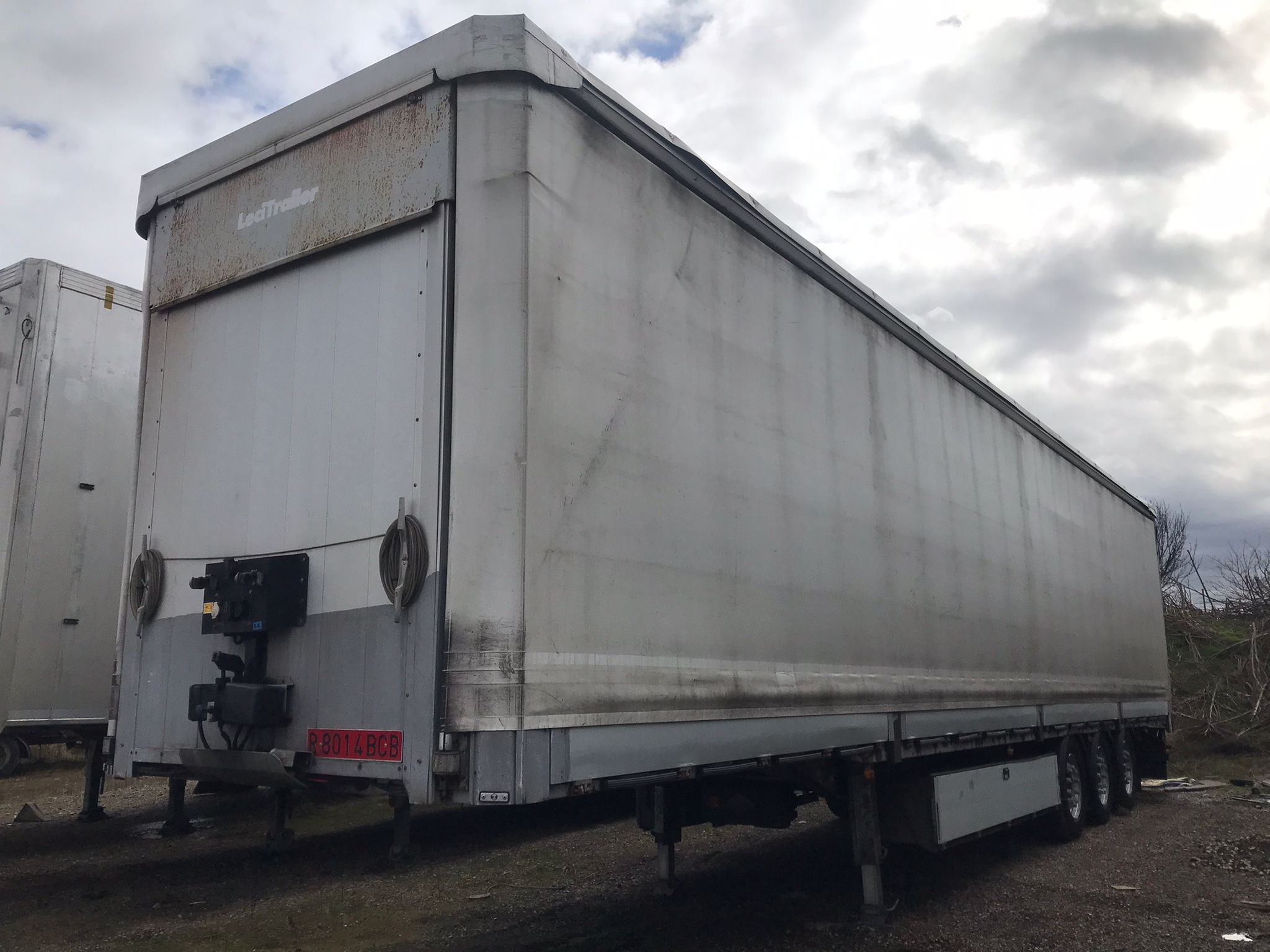 Vista frontal izquierda semirremolque Lecitrailer tauliner