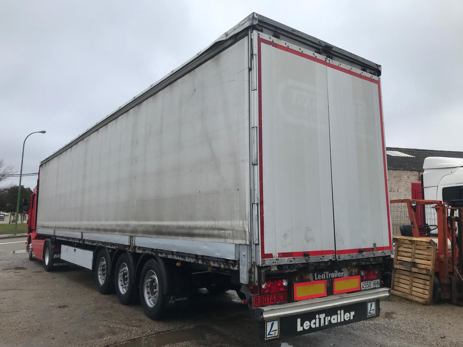 Vista trasera derecha semirremolque Lecitrailer tauliner