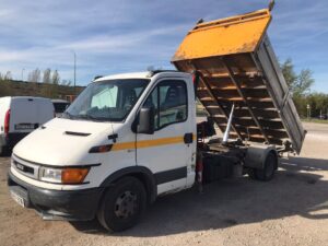 Iveco 35C11 con grúa vista frontal izquierda