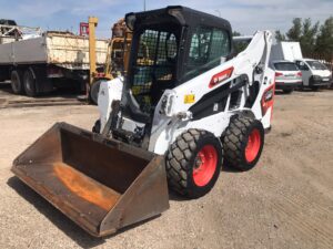 Minicargadora Bobcat S590 vista frontal izquierda