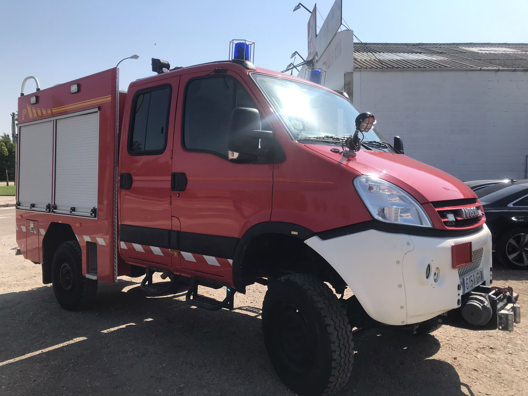 Camión de bomberos Iveco 55S18W 4x4 frontal derecho