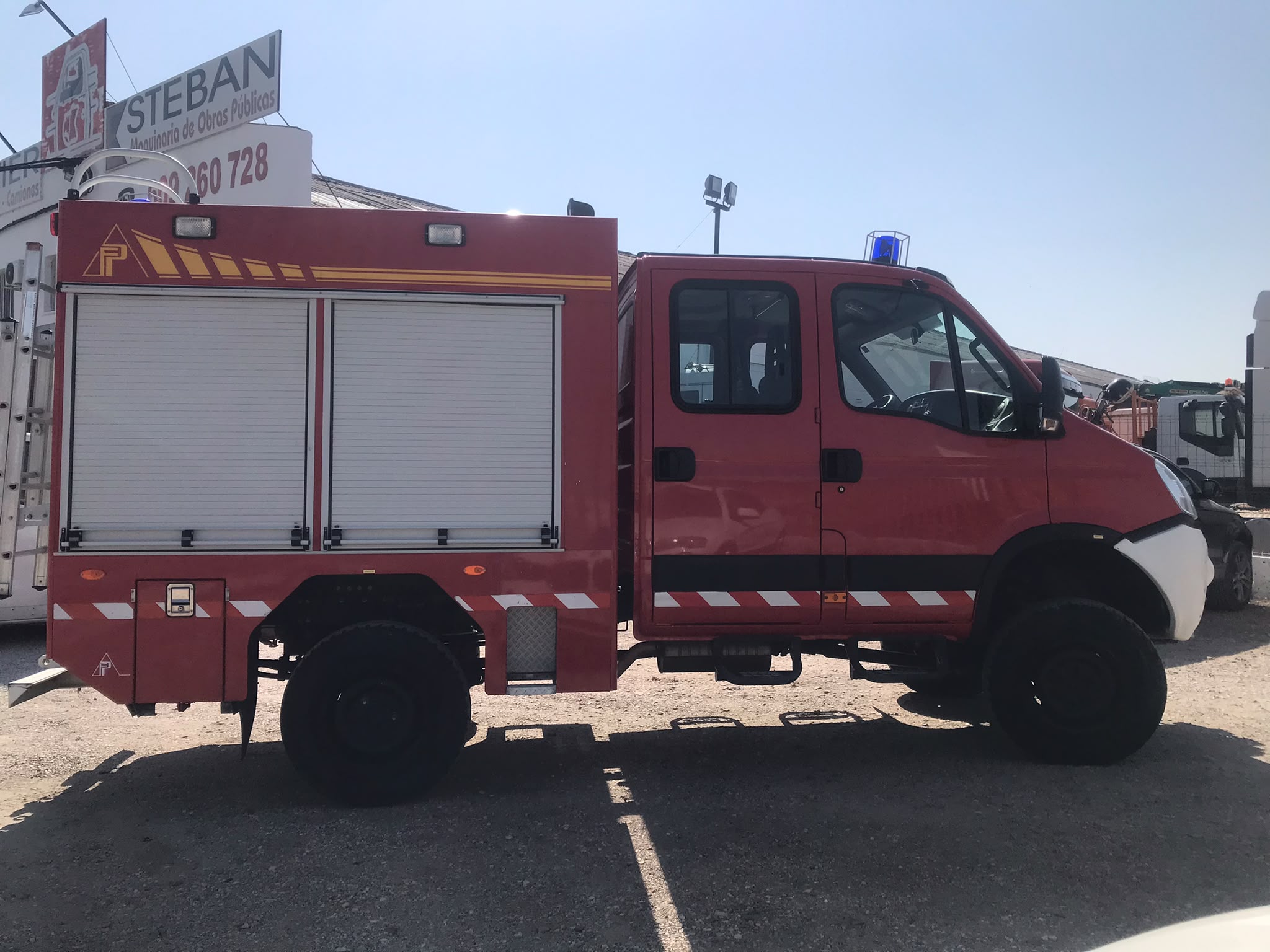 Camión de bomberos Iveco 55S18W 4x4 lateral derecho