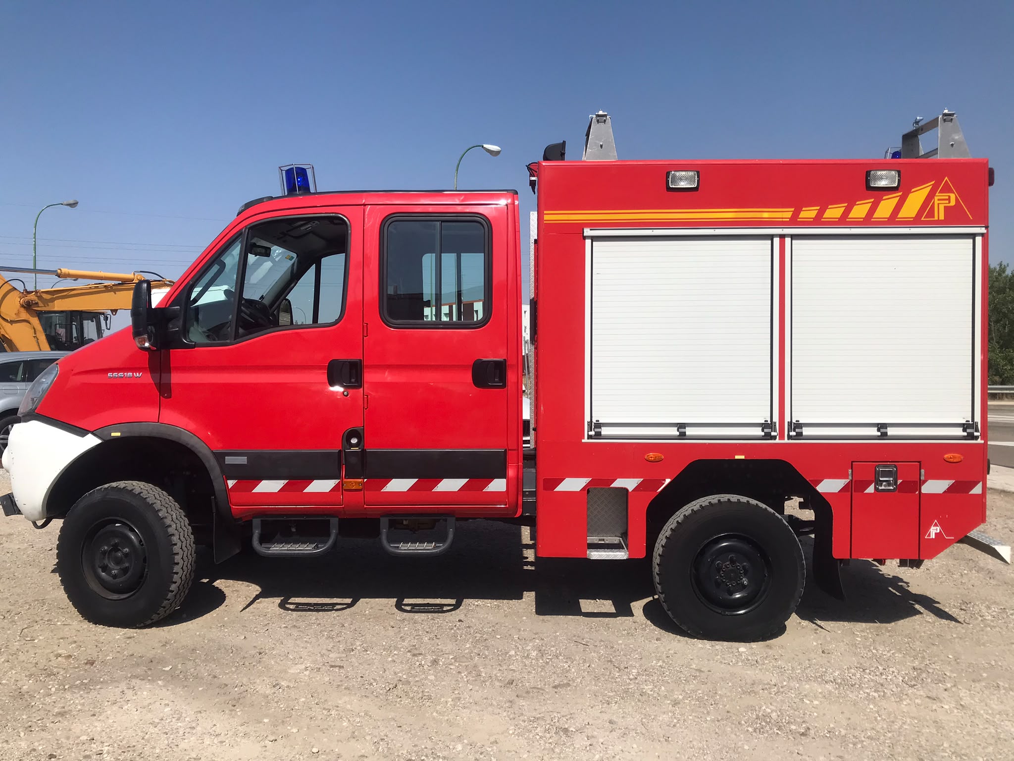 Camión de bomberos Iveco 55S18W 4x4 lateral izquierdo