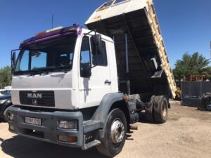 MAN 18.225 4x4 basculante frontal izquierdo