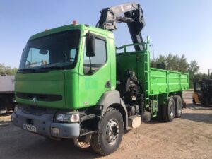 Renault Kerax 370.26 6x4 con grúa Hiab vista frontal izquierda