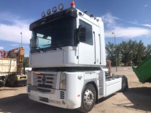 Cabeza tractora Renault Magnum 500 vista frontal izquierda