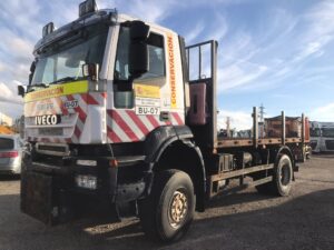 Iveco AD190T33W 4x4 vista frontal izquierda
