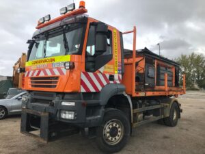 Vista frontal del camión Iveco Trakker AD190T31W 4x4 naranja preparado para trabajos de vialidad invernal